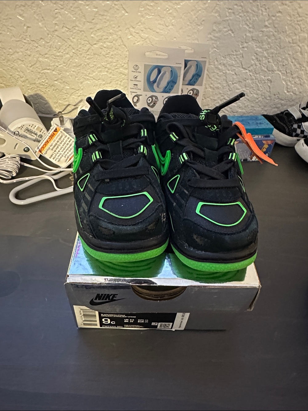 Nike Kids Black & Neon Green Sneakers OFF WHITE
